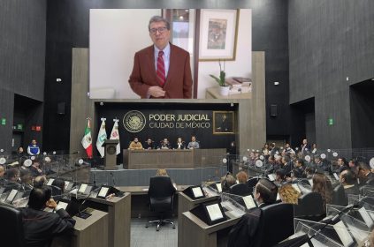 Otro que es mensaje: su gran aliado es el coordinador de los diputados federales, Ricardo Monreal, pues aunque no asistió al Informe, fue el único orador, además del magistrado. Guerra proyectó un videomensaje del legislador, en el que resalta su trayectoria, su labor, le desea suerte, pero sobre todo le ofrece todo su respaldo.