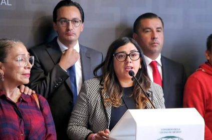 De no creerse, pero es real: a pesar de su experiencia legislativa de más de 4 años, el lunes de la pelea en el Congreso, al coordinador de la bancada del PAN, Andrés Atayde, y a la diputada Daniela Álvarez, presidenta de la Comisión de Puntos Constitucionales, se los ‘chamaquearon’ por doble partida. Esa conclusión es evidente, a partir de la propia versión de los panistas.