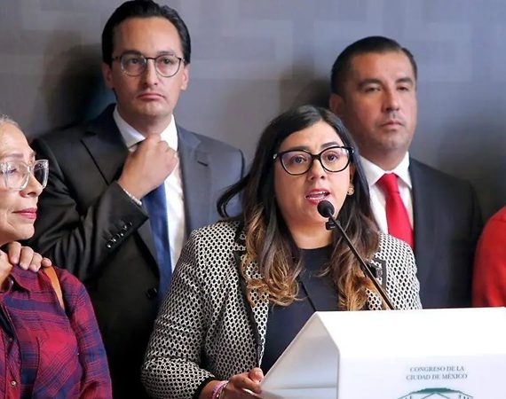 De no creerse, pero es real: a pesar de su experiencia legislativa de más de 4 años, el lunes de la pelea en el Congreso, al coordinador de la bancada del PAN, Andrés Atayde, y a la diputada Daniela Álvarez, presidenta de la Comisión de Puntos Constitucionales, se los ‘chamaquearon’ por doble partida. Esa conclusión es evidente, a partir de la propia versión de los panistas.