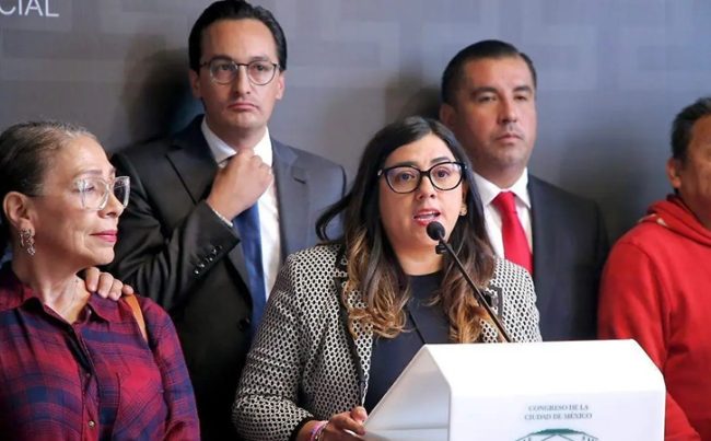 De no creerse, pero es real: a pesar de su experiencia legislativa de más de 4 años, el lunes de la pelea en el Congreso, al coordinador de la bancada del PAN, Andrés Atayde, y a la diputada Daniela Álvarez, presidenta de la Comisión de Puntos Constitucionales, se los ‘chamaquearon’ por doble partida. Esa conclusión es evidente, a partir de la propia versión de los panistas.