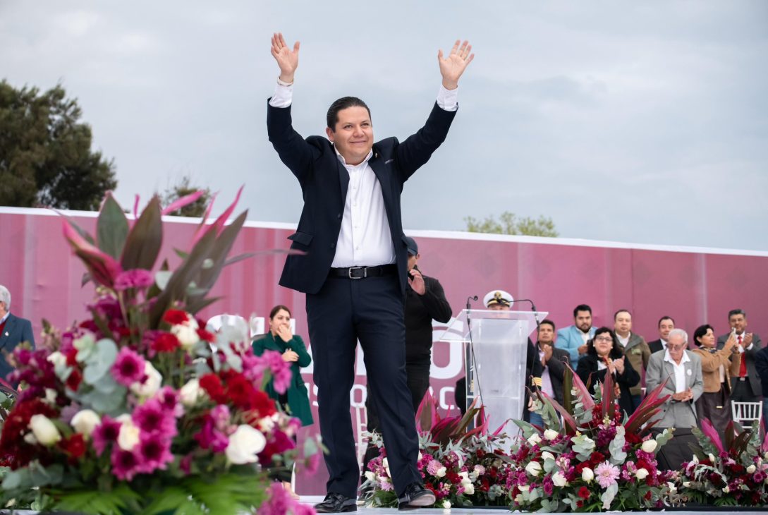 Ante más de 10 mil personas reunidas en el Deportivo de San Francisco Tecoxpa, el alcalde de Milpa Alta, Octavio Rivero Villaseñor rindió su primer informe de gobierno, en el que destacó la implementación de una estrategia de obra pública, seguridad, programas sociales y de infraestructura para mejorar la calidad de vida de los más de 160 mil habitantes milpatenses. FOTO: Especial