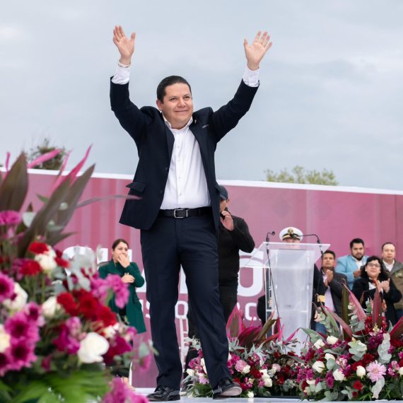 Ante más de 10 mil personas reunidas en el Deportivo de San Francisco Tecoxpa, el alcalde de Milpa Alta, Octavio Rivero Villaseñor rindió su primer informe de gobierno, en el que destacó la implementación de una estrategia de obra pública, seguridad, programas sociales y de infraestructura para mejorar la calidad de vida de los más de 160 mil habitantes milpatenses. FOTO: Especial