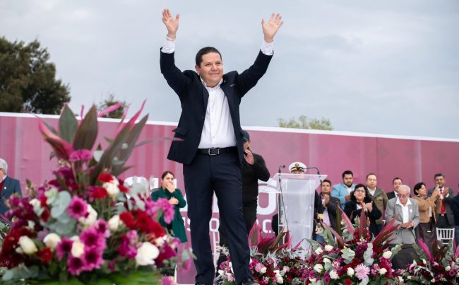 Ante más de 10 mil personas reunidas en el Deportivo de San Francisco Tecoxpa, el alcalde de Milpa Alta, Octavio Rivero Villaseñor rindió su primer informe de gobierno, en el que destacó la implementación de una estrategia de obra pública, seguridad, programas sociales y de infraestructura para mejorar la calidad de vida de los más de 160 mil habitantes milpatenses. FOTO: Especial