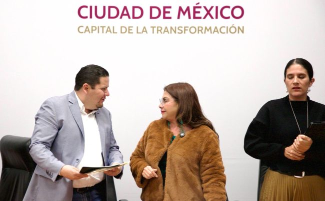 El alcalde de Milpa Alta, Octavio Rivero Villaseñor, y la jefa de Gobierno, Clara Brugada Molina, analizaron la dinámica delincuencial de esta demarcación del sur de la capital, donde viven más de 160 mil personas, y destacaron que se disminuyó en 10% los delitos de alto impacto. FOTO: Especial