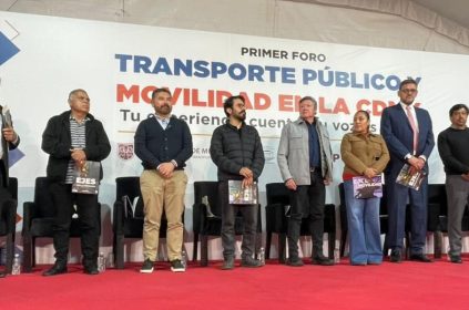 Gracias a los foros sobre la movilidad en la Ciudad de México, que organizan y llevan a cabo conjuntamente el Gobierno capitalino y el Congreso local, se podrá enriquecer el Proyecto del Plan General de Desarrollo de esta metrópoli 2025-204 en dicho rubro, ya que serán incluidas las opiniones de la sociedad civil y todos los sectores, manifestó la diputada Xóchitl Bravo Espinosa. FOTOS: Especial
