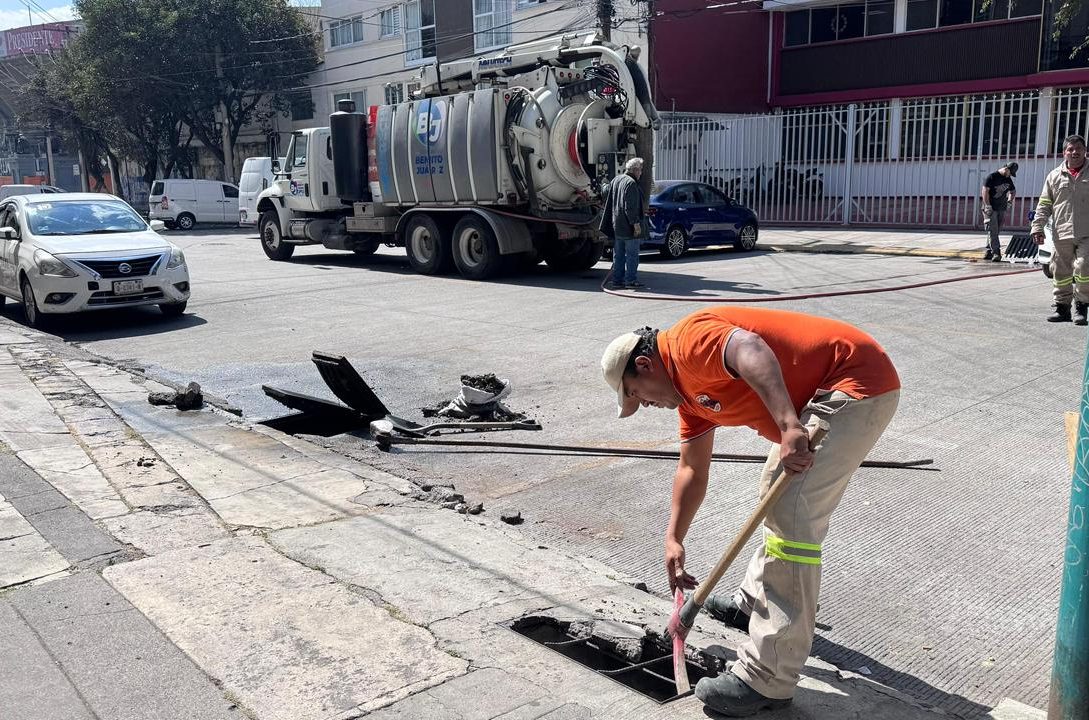 Con el firme compromiso de conservar calles seguras, funcionales y con una imagen urbana digna, el gobierno de la alcaldía Benito Juárez, encabezado por el alcalde Luis Mendoza, llevó a cabo una mega jornada de Servicios Urbanos en la colonia Ciudad de los Deportes.