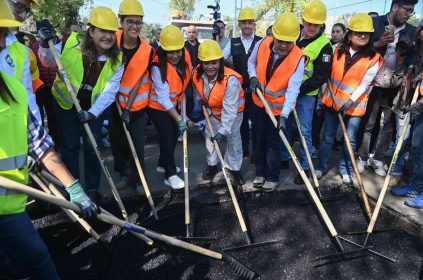 Desde que inició su gestión, la jefa de Gobierno, Clara Brugada Molina ha expresado más promesas que acciones para afrontar el que se ha convertido en un grave problema en la Ciudad de México: cientos de miles de baches en avenidas principales, que su administración tiene la responsabilidad de mantener en buen estado. FOTO: Especial