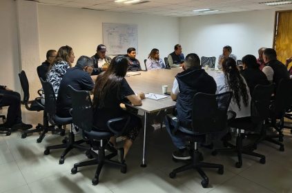 Este viernes se estableció una mesa de diálogo entre el Gobierno Central, la alcaldía Cuauhtémoc e integrantes del comercio popular desalojados la semana pasada por elementos de la demarcación; sin embargo, no asistió Alessandra Rojo de la Vega, principal promotora del ordenamiento en las calles.