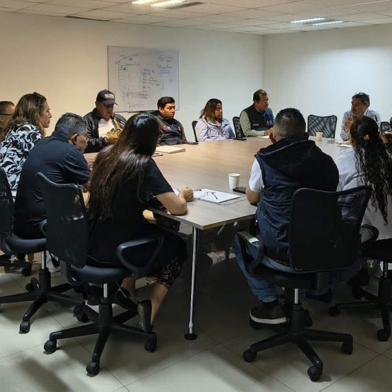 Este viernes se estableció una mesa de diálogo entre el Gobierno Central, la alcaldía Cuauhtémoc e integrantes del comercio popular desalojados la semana pasada por elementos de la demarcación; sin embargo, no asistió Alessandra Rojo de la Vega, principal promotora del ordenamiento en las calles.