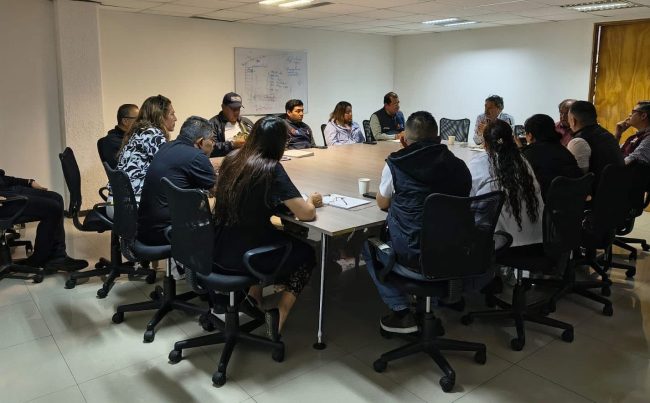 Este viernes se estableció una mesa de diálogo entre el Gobierno Central, la alcaldía Cuauhtémoc e integrantes del comercio popular desalojados la semana pasada por elementos de la demarcación; sin embargo, no asistió Alessandra Rojo de la Vega, principal promotora del ordenamiento en las calles.