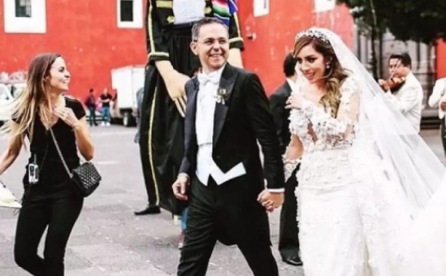 Han pasado más de siete años y todavía no falta quien hable del supuesto pleito de Andrés Manuel López Obrador con César Yáñez Centeno Cabrera. Lo dan como un hecho, por dos razones, porque César rechazó el ofrecimiento de Andrés Manuel para hacerse cargo de la comunicación presidencial y por el ruido mediático de la difusión y gasto de su boda en Puebla con Dulce María Silva Hernández. (Tomada del Instagram de marissa_mena )