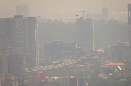 Quien sale de la CDMX tres o cuatro días, tiempo en que el cuerpo más o menos se limpia de los contaminantes, se percata de una triste realidad: al volver, apenas se abren las puertas del avión, se percibe la peste del smog, ese olor a gasolina y diésel quemado, a humo de coche de vieja tecnología de combustión. Provoca nausea y dolor de cabeza. FOTO: Cuartoscuro