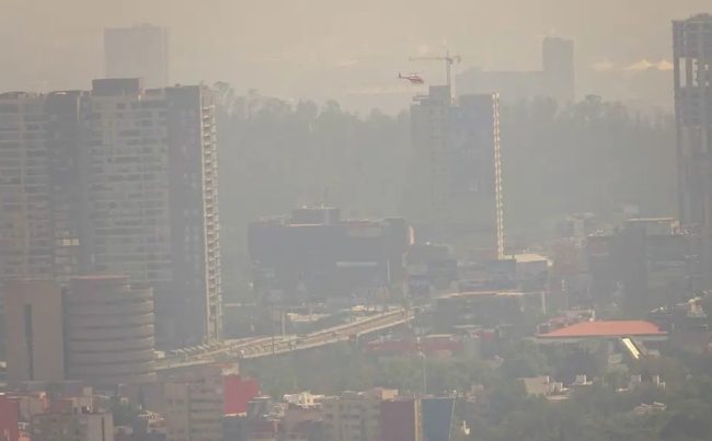Quien sale de la CDMX tres o cuatro días, tiempo en que el cuerpo más o menos se limpia de los contaminantes, se percata de una triste realidad: al volver, apenas se abren las puertas del avión, se percibe la peste del smog, ese olor a gasolina y diésel quemado, a humo de coche de vieja tecnología de combustión. Provoca nausea y dolor de cabeza. FOTO: Cuartoscuro