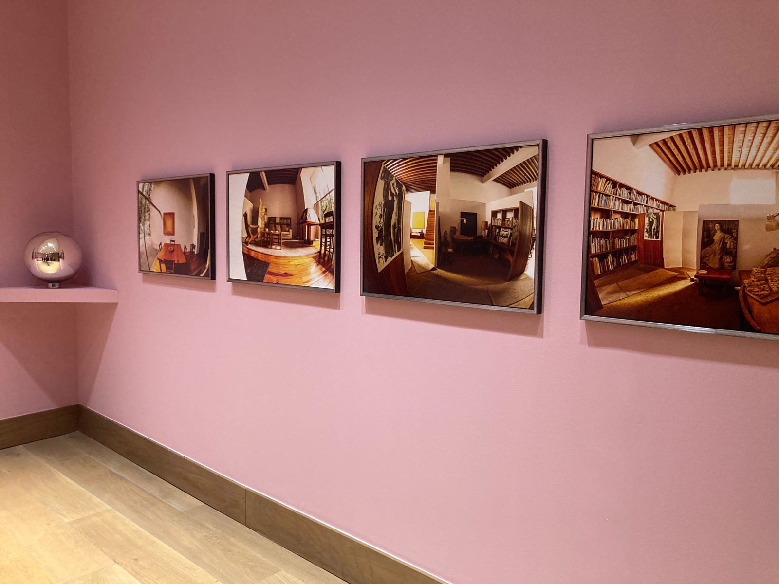 Durante la presentación, las artistas explicaron que utilizaron diversas técnicas con cámaras análogas y digitales para lograr captar la esencia de los espacios privados que el arquitecto diseñó.