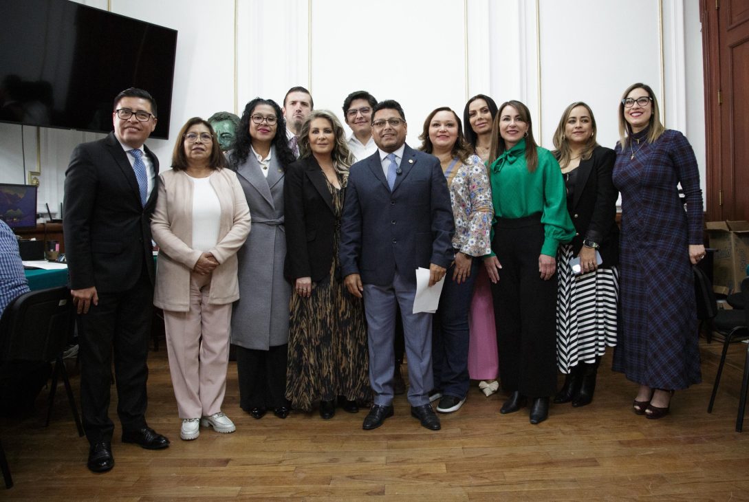 El diputado morenista Israel Moreno presentó una iniciativa para proteger a limitar a estudiantes de primaria y secundaria el uso de redes sociales en la escuela. Sin regateos, se sumó la diputada panista Laura Álvarez, quien trae iniciativas al respecto, más o menos en el mismo tenor. FOTO: Especial