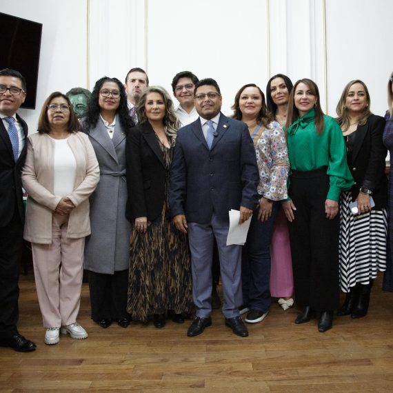 El diputado morenista Israel Moreno presentó una iniciativa para proteger a limitar a estudiantes de primaria y secundaria el uso de redes sociales en la escuela. Sin regateos, se sumó la diputada panista Laura Álvarez, quien trae iniciativas al respecto, más o menos en el mismo tenor. FOTO: Especial