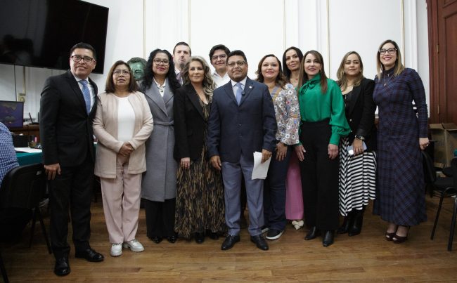 El diputado morenista Israel Moreno presentó una iniciativa para proteger a limitar a estudiantes de primaria y secundaria el uso de redes sociales en la escuela. Sin regateos, se sumó la diputada panista Laura Álvarez, quien trae iniciativas al respecto, más o menos en el mismo tenor. FOTO: Especial