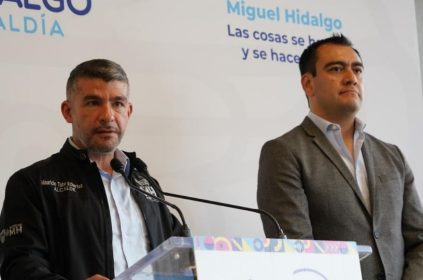En la disputa por la candidatura del PAN a la codiciada Alcaldía Miguel Hidalgo ya hay una definición importante: la diputada Laura Álvarez no va, y está pendiente que la dirigencia panista decida si van con candidata o candidato. FOTO: Especial - Mauricio Tabe con César Garrido.