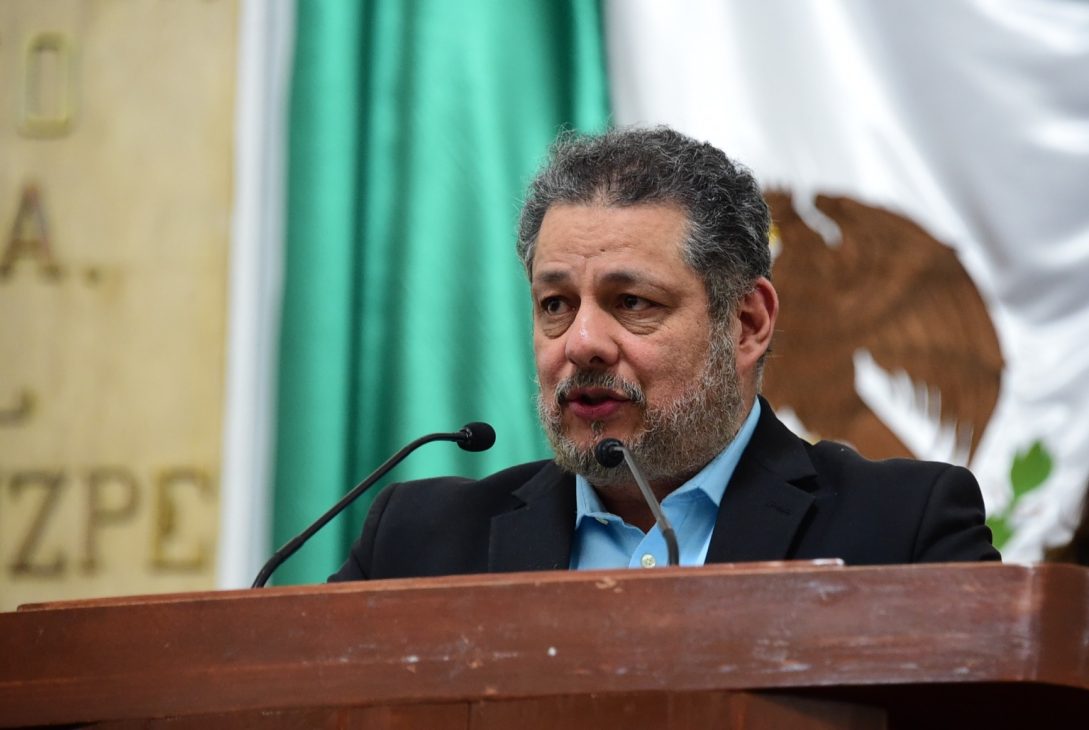 Para lograr espacios dignos de estancia y espera para familiares en los hospitales públicos de la Ciudad de México, así como incorporar el enfoque de cuidados en la atención en dichos espacios, el Congreso capitalino estudia una iniciativa para reformar los artículos 12, 16 y 44 de la Ley de Salud local, y adicionar el Artículo 47 Bis del mismo ordenamiento.