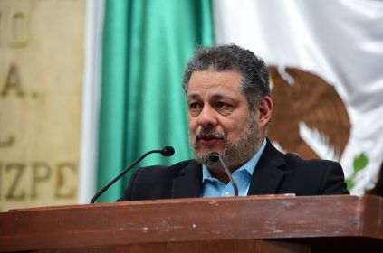 Para lograr espacios dignos de estancia y espera para familiares en los hospitales públicos de la Ciudad de México, así como incorporar el enfoque de cuidados en la atención en dichos espacios, el Congreso capitalino estudia una iniciativa para reformar los artículos 12, 16 y 44 de la Ley de Salud local, y adicionar el Artículo 47 Bis del mismo ordenamiento.