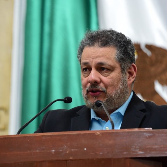 Para lograr espacios dignos de estancia y espera para familiares en los hospitales públicos de la Ciudad de México, así como incorporar el enfoque de cuidados en la atención en dichos espacios, el Congreso capitalino estudia una iniciativa para reformar los artículos 12, 16 y 44 de la Ley de Salud local, y adicionar el Artículo 47 Bis del mismo ordenamiento.