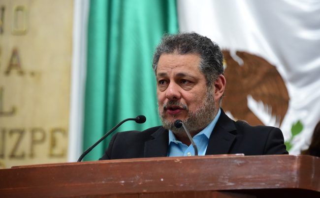 Para lograr espacios dignos de estancia y espera para familiares en los hospitales públicos de la Ciudad de México, así como incorporar el enfoque de cuidados en la atención en dichos espacios, el Congreso capitalino estudia una iniciativa para reformar los artículos 12, 16 y 44 de la Ley de Salud local, y adicionar el Artículo 47 Bis del mismo ordenamiento.