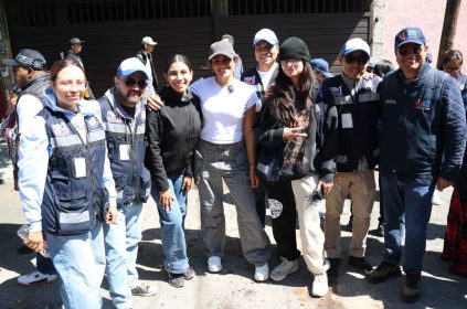 La alcaldesa Alessandra Rojo de la Vega encabezó una jornada de Limpia Cuauhtémoc en la colonia Obrera, donde recorrió la zona junto a su gabinete y atendió directamente reportes de vecinas y vecinos en lo que respecta a alumbrado público, desazolve, drenaje, poda, bacheo y balizamiento, entre otras acciones. FOTO: Especial