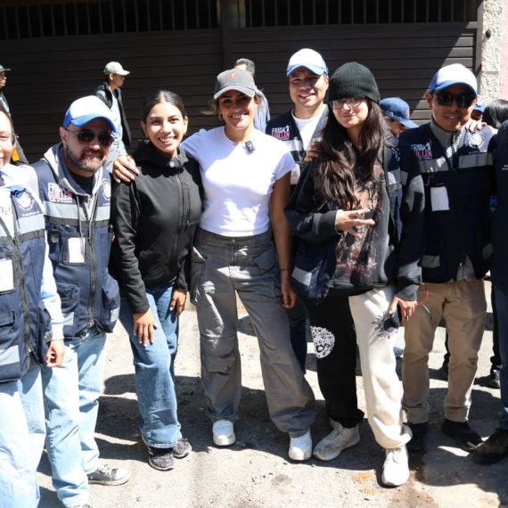 La alcaldesa Alessandra Rojo de la Vega encabezó una jornada de Limpia Cuauhtémoc en la colonia Obrera, donde recorrió la zona junto a su gabinete y atendió directamente reportes de vecinas y vecinos en lo que respecta a alumbrado público, desazolve, drenaje, poda, bacheo y balizamiento, entre otras acciones. FOTO: Especial
