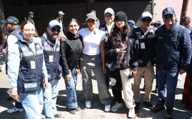 La alcaldesa Alessandra Rojo de la Vega encabezó una jornada de Limpia Cuauhtémoc en la colonia Obrera, donde recorrió la zona junto a su gabinete y atendió directamente reportes de vecinas y vecinos en lo que respecta a alumbrado público, desazolve, drenaje, poda, bacheo y balizamiento, entre otras acciones. FOTO: Especial