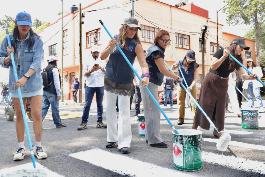“Hasta que vemos a alguien que trabaja”, señalaron vecinos al expresar su apoyo a la alcaldesa durante un recorrido en la colonia Vista Alegre.