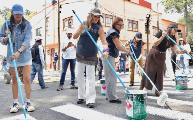 “Hasta que vemos a alguien que trabaja”, señalaron vecinos al expresar su apoyo a la alcaldesa durante un recorrido en la colonia Vista Alegre.