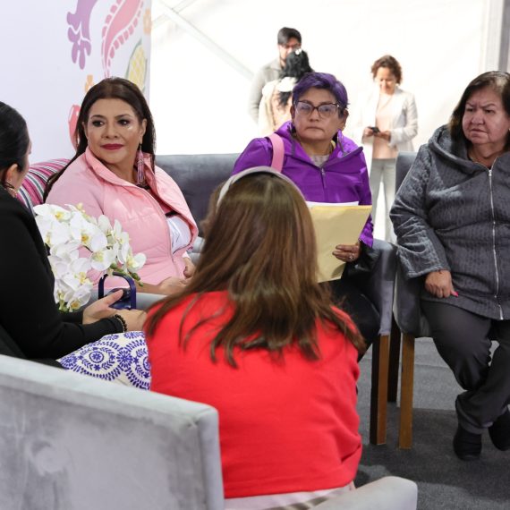 En la audiencia de este martes 31 de marzo las diferentes áreas del gobierno atendieron 715 cédulas con temas diversos, como el mejoramiento en territorios de pueblos originarios, medio ambiente, movilidad, obras públicas, proyectos deportivos, cultura, salud, impartición de justicia, seguridad, entre otros. FOTOS: Especial