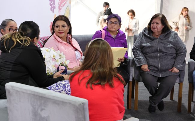 En la audiencia de este martes 31 de marzo las diferentes áreas del gobierno atendieron 715 cédulas con temas diversos, como el mejoramiento en territorios de pueblos originarios, medio ambiente, movilidad, obras públicas, proyectos deportivos, cultura, salud, impartición de justicia, seguridad, entre otros. FOTOS: Especial