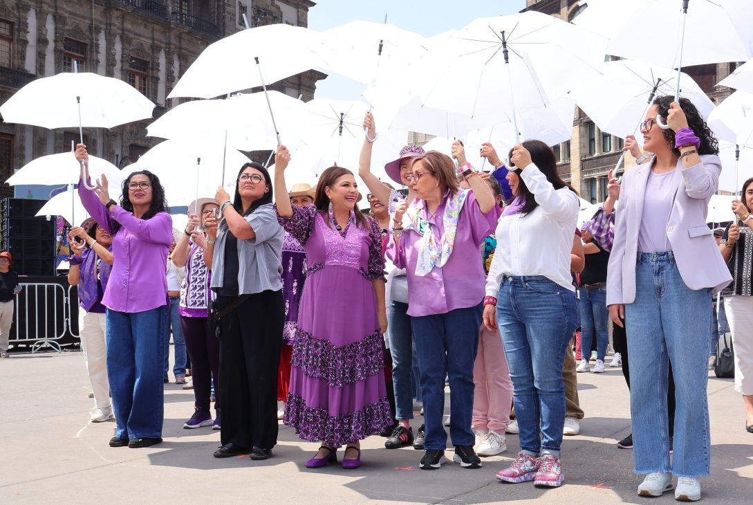 Con la participación de 4 mil mujeres, la jefa de Gobierno, Clara Brugada Molina, encabezó la formación del mensaje monumental y poderoso "Siempre Vivas, Libres e Iguales #8M" en la plancha del Zócalo capitalino como un acto de protesta y para refrendar la continuidad de la lucha por los derechos de las mujeres, y aseguró que la movilización de este domingo 8 de marzo y sus participantes contarán con el respaldo del gobierno capitalino.