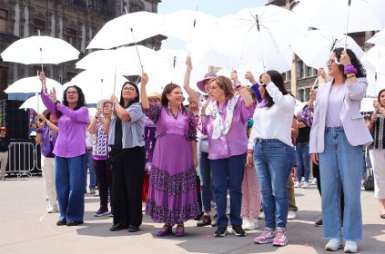 Con la participación de 4 mil mujeres, la jefa de Gobierno, Clara Brugada Molina, encabezó la formación del mensaje monumental y poderoso "Siempre Vivas, Libres e Iguales #8M" en la plancha del Zócalo capitalino como un acto de protesta y para refrendar la continuidad de la lucha por los derechos de las mujeres, y aseguró que la movilización de este domingo 8 de marzo y sus participantes contarán con el respaldo del gobierno capitalino.