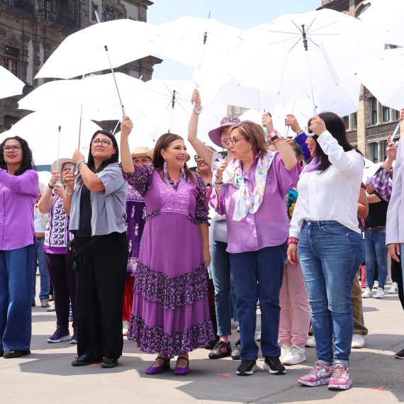 Con la participación de 4 mil mujeres, la jefa de Gobierno, Clara Brugada Molina, encabezó la formación del mensaje monumental y poderoso "Siempre Vivas, Libres e Iguales #8M" en la plancha del Zócalo capitalino como un acto de protesta y para refrendar la continuidad de la lucha por los derechos de las mujeres, y aseguró que la movilización de este domingo 8 de marzo y sus participantes contarán con el respaldo del gobierno capitalino.