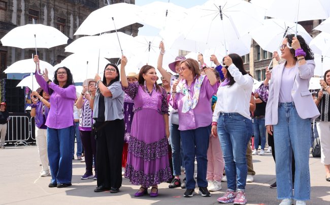 Con la participación de 4 mil mujeres, la jefa de Gobierno, Clara Brugada Molina, encabezó la formación del mensaje monumental y poderoso "Siempre Vivas, Libres e Iguales #8M" en la plancha del Zócalo capitalino como un acto de protesta y para refrendar la continuidad de la lucha por los derechos de las mujeres, y aseguró que la movilización de este domingo 8 de marzo y sus participantes contarán con el respaldo del gobierno capitalino.