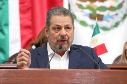 El diputado Ernesto Villarreal Cantú, coordinador del Grupo Parlamentario del Partido del Trabajo en el Congreso de la Ciudad de México III Legislatura, presentó una iniciativa para reformar el Artículo 12 de la Ley de Salud local con el propósito de reconocer el derecho de las personas en situación de dependencia a estar acompañadas por una persona cuidadora durante su hospitalización, así como regular su participación como co-auxiliar del equipo de salud. FOTO: Especial