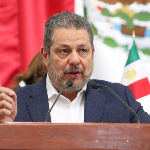 El diputado Ernesto Villarreal Cantú, coordinador del Grupo Parlamentario del Partido del Trabajo en el Congreso de la Ciudad de México III Legislatura, presentó una iniciativa para reformar el Artículo 12 de la Ley de Salud local con el propósito de reconocer el derecho de las personas en situación de dependencia a estar acompañadas por una persona cuidadora durante su hospitalización, así como regular su participación como co-auxiliar del equipo de salud. FOTO: Especial