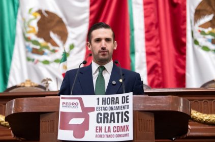 Con el respaldo de un buen grupo de legisladores de Morena, PRD y PVEM, el diputado Pedro Haces Lago presentó una iniciativa para que los estacionamientos de establecimientos mercantiles otorguen gratuidad en la primera hora de estacionamiento, si es que se hizo alguna compra o consumo. FOTO: Especial
