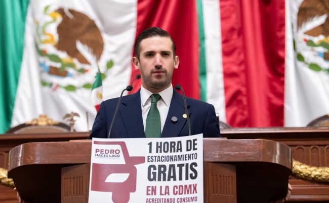 Con el respaldo de un buen grupo de legisladores de Morena, PRD y PVEM, el diputado Pedro Haces Lago presentó una iniciativa para que los estacionamientos de establecimientos mercantiles otorguen gratuidad en la primera hora de estacionamiento, si es que se hizo alguna compra o consumo. FOTO: Especial