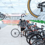 Los edificios públicos del Gobierno de la Ciudad de México y de las 16 alcaldías, así como los establecimientos mercantiles, deberían contar con lugares de estacionamientos especiales para las bicicletas y otros vehículos no motorizados, planteó la diputada Paula Alejandra Pérez Córdova. FOTO: X @biciamigable