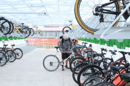 Los edificios públicos del Gobierno de la Ciudad de México y de las 16 alcaldías, así como los establecimientos mercantiles, deberían contar con lugares de estacionamientos especiales para las bicicletas y otros vehículos no motorizados, planteó la diputada Paula Alejandra Pérez Córdova. FOTO: X @biciamigable