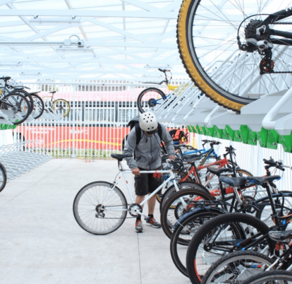 Los edificios públicos del Gobierno de la Ciudad de México y de las 16 alcaldías, así como los establecimientos mercantiles, deberían contar con lugares de estacionamientos especiales para las bicicletas y otros vehículos no motorizados, planteó la diputada Paula Alejandra Pérez Córdova. FOTO: X @biciamigable