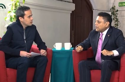 Jorge Armando Rocha, director de ese Canal desde el 20 de noviembre, conductor de ese programa “Perfiles”, decidió entrevistar en la primera emisión al diputado Israel Moreno, jefe político de la directora general de Operación y Producción del Canal, Alma Vera. FOTO: Especial