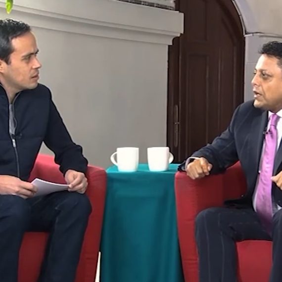 Jorge Armando Rocha, director de ese Canal desde el 20 de noviembre, conductor de ese programa “Perfiles”, decidió entrevistar en la primera emisión al diputado Israel Moreno, jefe político de la directora general de Operación y Producción del Canal, Alma Vera. FOTO: Especial