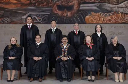 Sin embargo, en esta ocasión Morena controla en absoluto a los nueve ministros de la Suprema Corte, por lo que un escenario probable sería que le validarían su reforma, a pesar de que se atropellara la Constitución, lo que se estaría un precedente absolutamente nefasto y dañino para el respeto al Estado de derecho en el país. FOTO: Especial