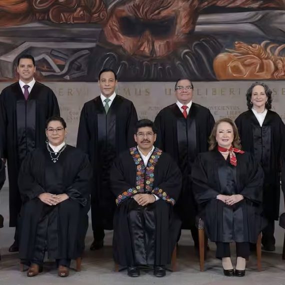 Sin embargo, en esta ocasión Morena controla en absoluto a los nueve ministros de la Suprema Corte, por lo que un escenario probable sería que le validarían su reforma, a pesar de que se atropellara la Constitución, lo que se estaría un precedente absolutamente nefasto y dañino para el respeto al Estado de derecho en el país. FOTO: Especial