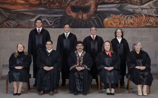 Sin embargo, en esta ocasión Morena controla en absoluto a los nueve ministros de la Suprema Corte, por lo que un escenario probable sería que le validarían su reforma, a pesar de que se atropellara la Constitución, lo que se estaría un precedente absolutamente nefasto y dañino para el respeto al Estado de derecho en el país. FOTO: Especial