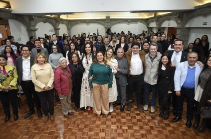 El sábado, en el mitin de Jorge Romero, presidente del PAN, andaba Armando Jiménez, quien enfrenta una carpeta de investigación por despojo, pues invadió ilegalmente la sede del PRD en Coyoacán y la mantiene secuestrada. ¿Con esos cuadros Romero quiere brillar? Que alguien le ayude. FOTO: Especial